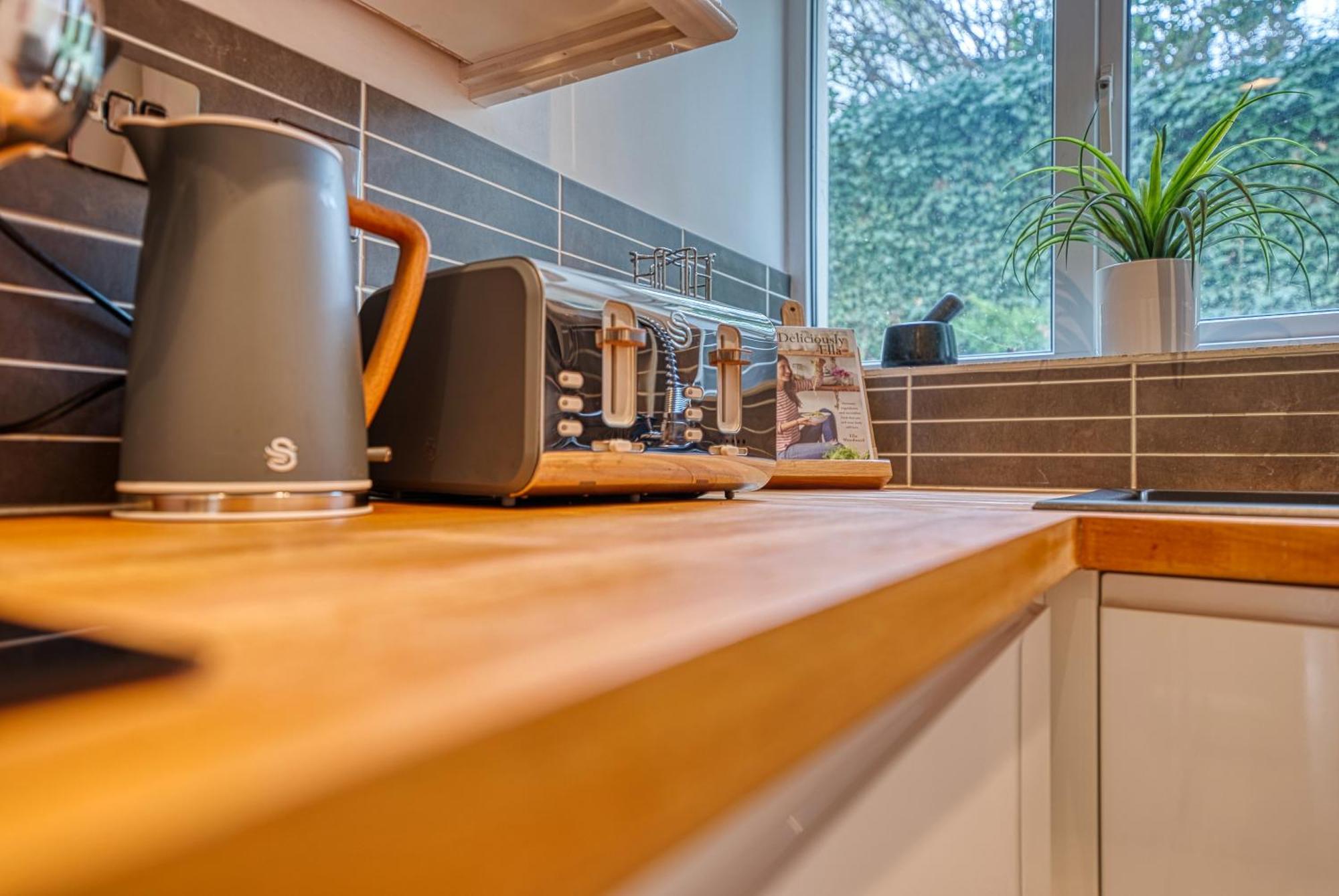 2 Bedroom Stylish Spacious Apt, Sleeps 6, Central Cheltenham, With Free Parking - By Blue Puffin Stays Kültér fotó
