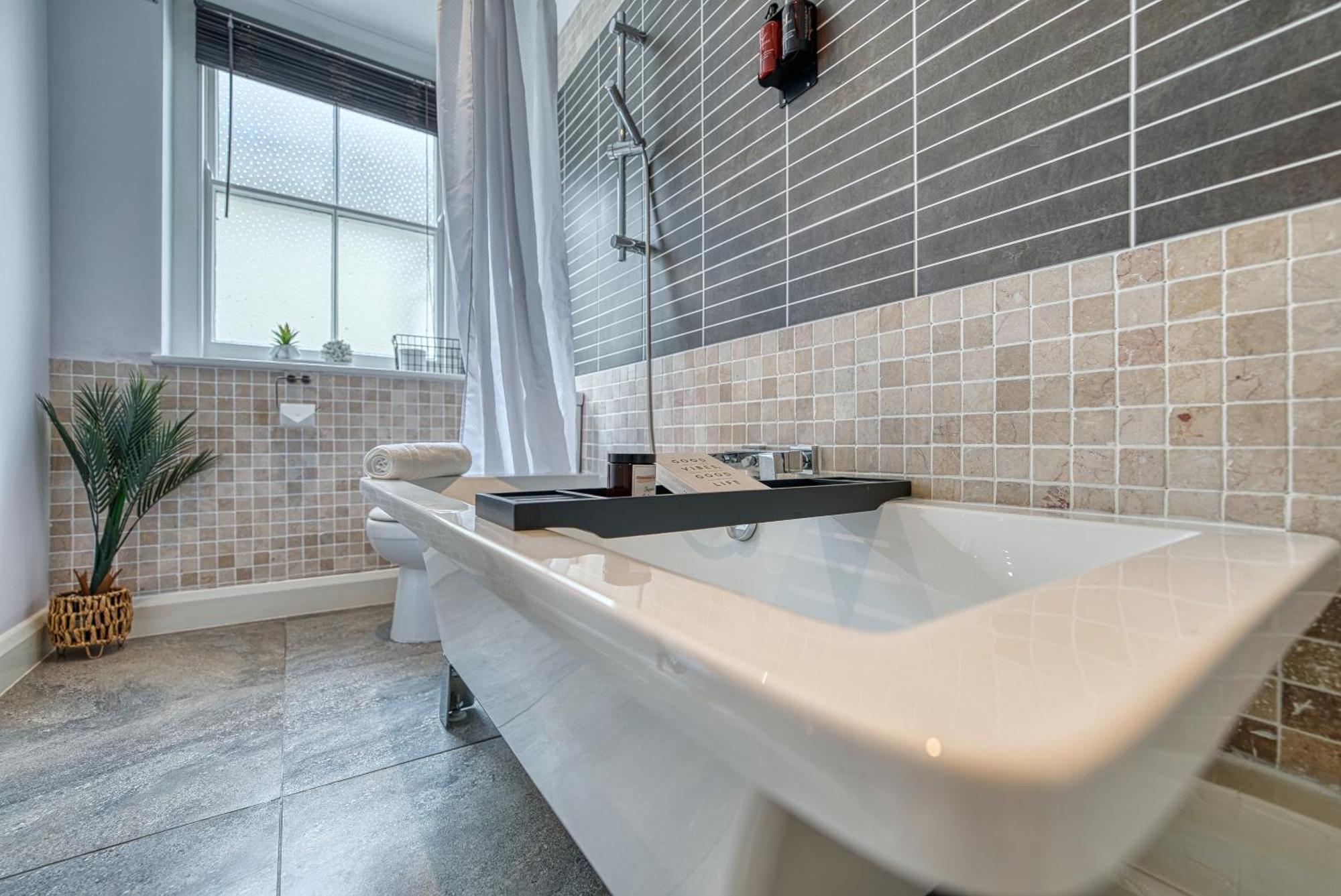 2 Bedroom Stylish Spacious Apt, Sleeps 6, Central Cheltenham, With Free Parking - By Blue Puffin Stays Kültér fotó