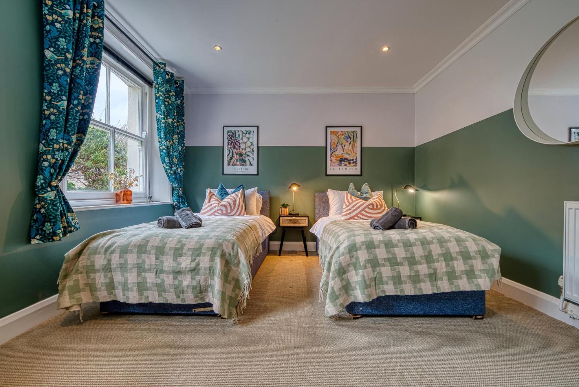 2 Bedroom Stylish Spacious Apt, Sleeps 6, Central Cheltenham, With Free Parking - By Blue Puffin Stays Kültér fotó